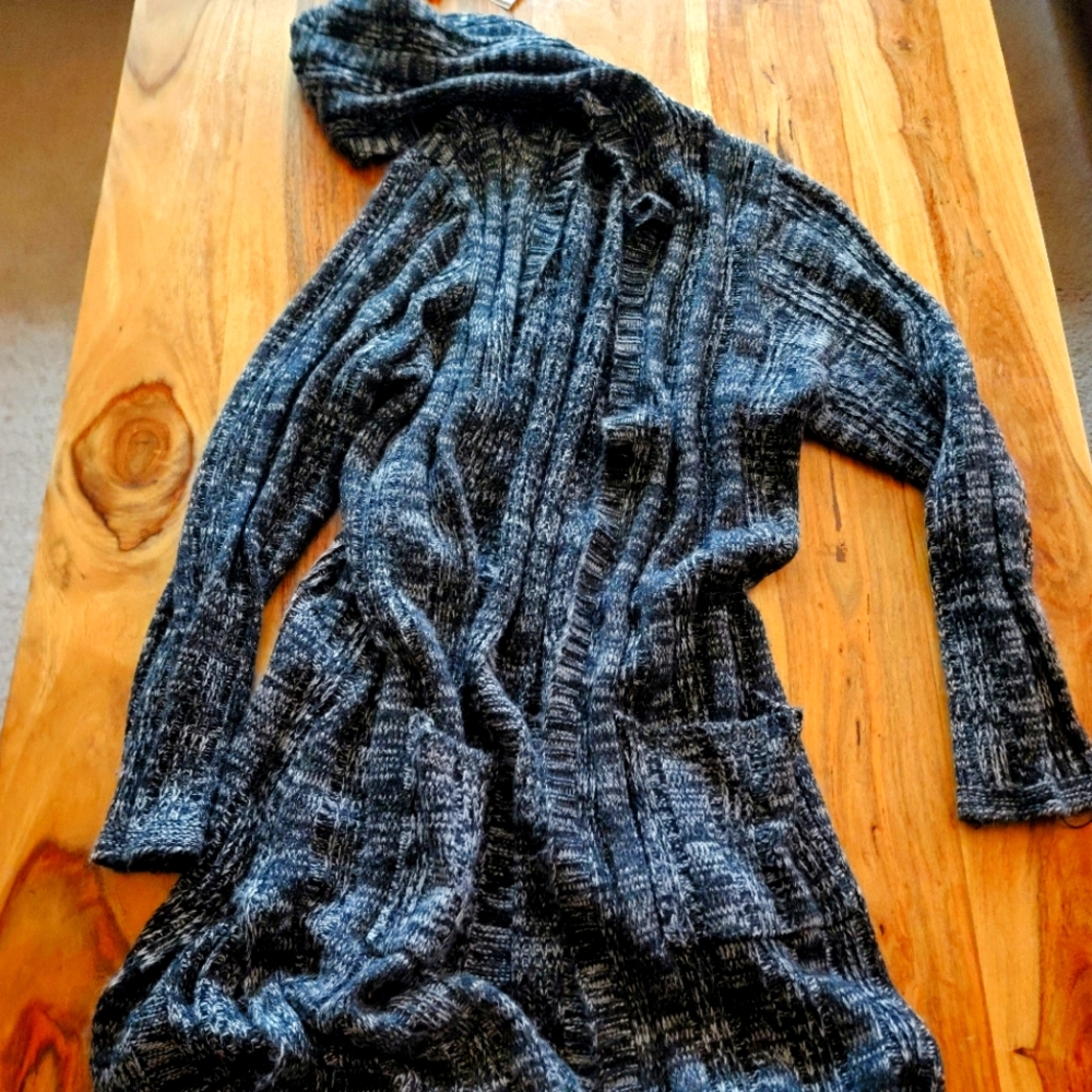 Long Sweater with hood and double pokets